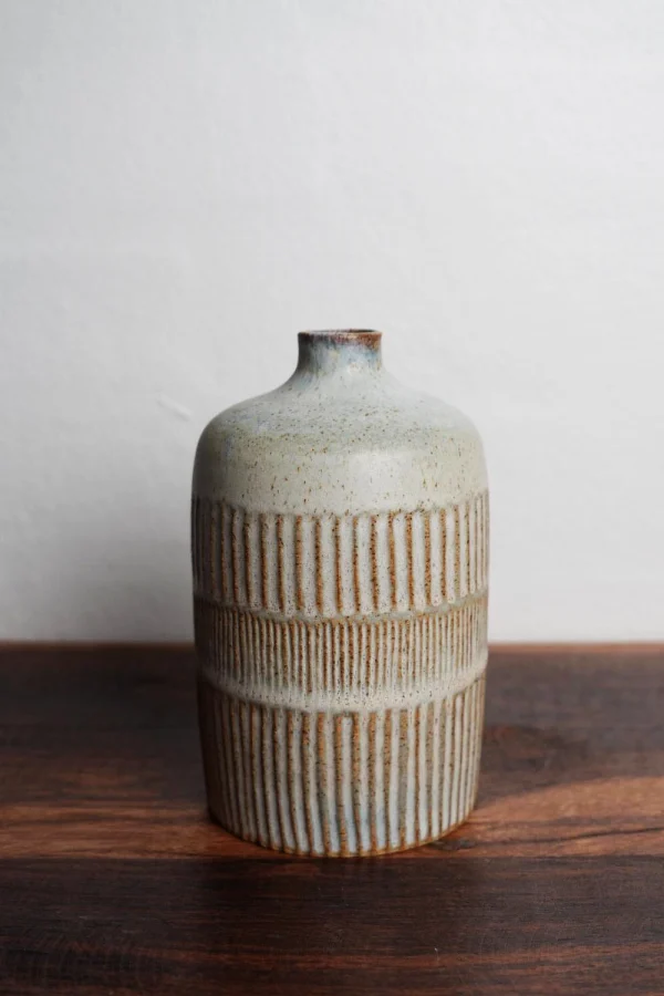 Vaseserie med carving – unika med grafiske linjer. Stor
