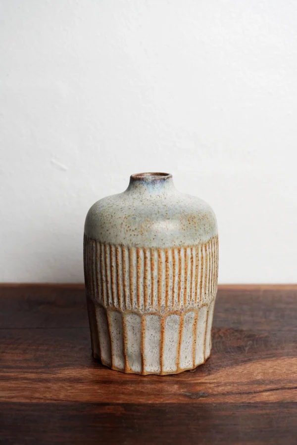 Vaseserie med carving – unika med grafiske linjer. Mellem