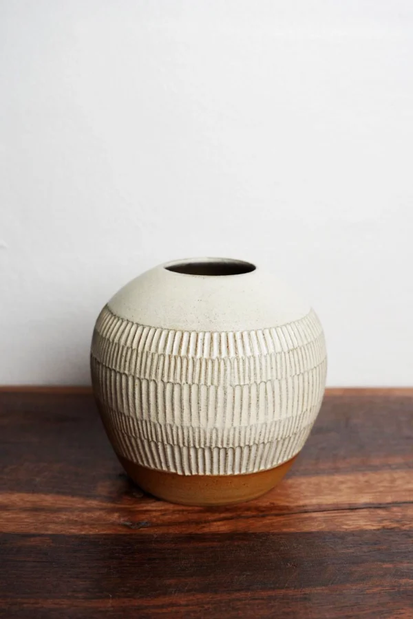 Beige vase med grafisk mønster