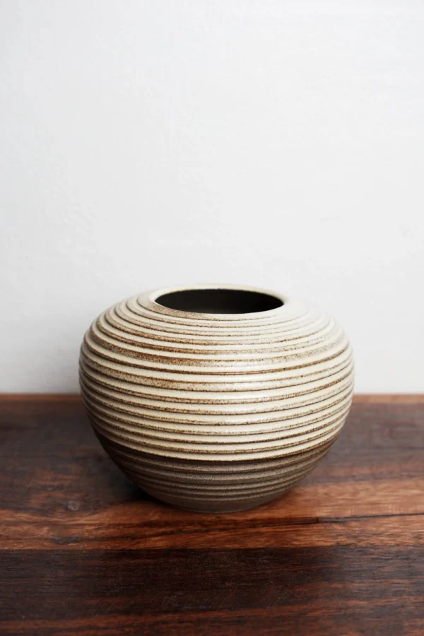 Cremefarvet vase med vandret mønster