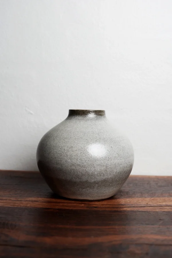 Kuglevase med hals – grå stentøj