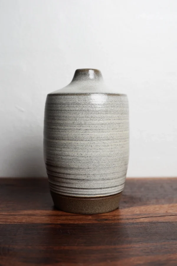 Rillet vase – 14 cm, lys grå
